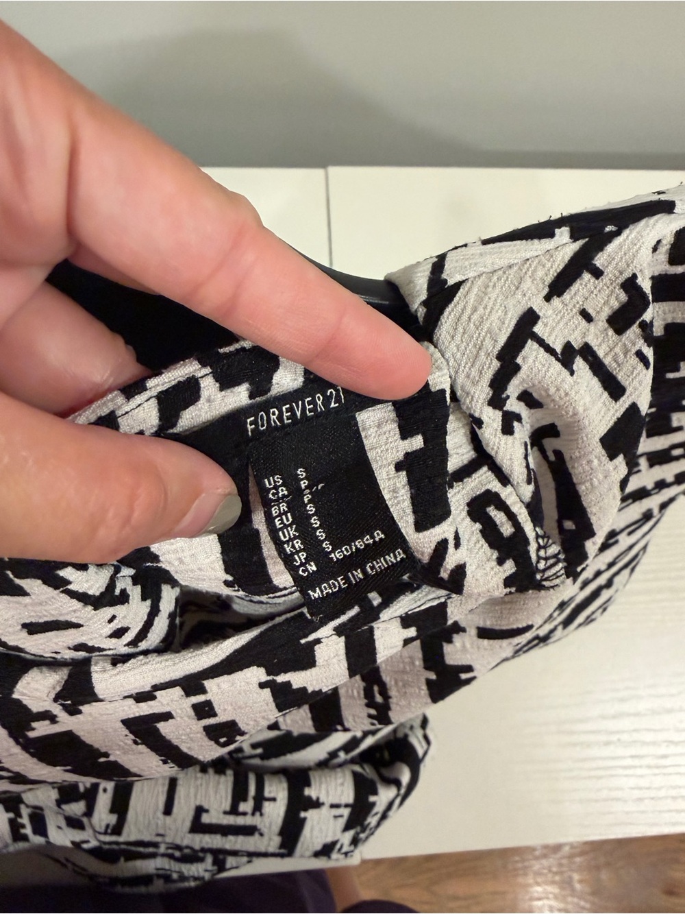 Forever 21 Black and White Geometric Crop Top - Picture 3 of 4